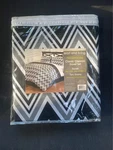 New Duvet Set By East And Living, Black & White Full/queen Size. Fixed Price $25.00.